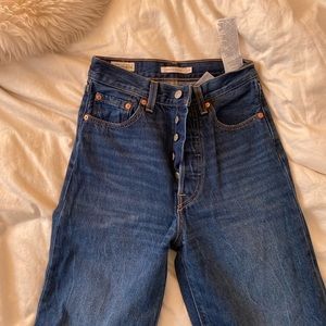 Dark wash Levi’s ribcage straight jeans